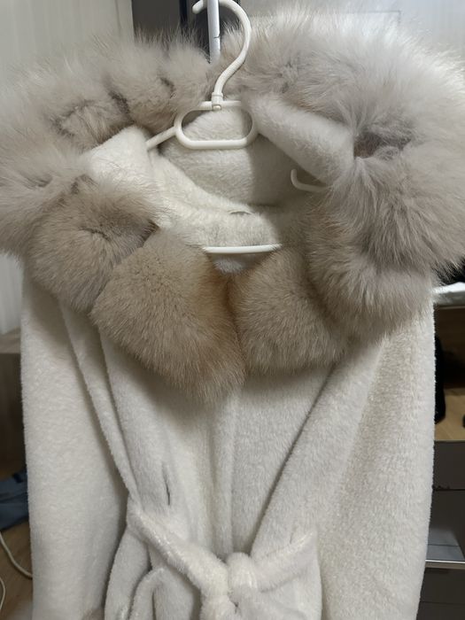 Бяла алкантара с косъм лисица