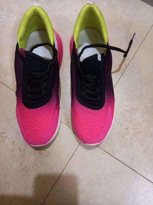 Продавам чисто нови маратонки