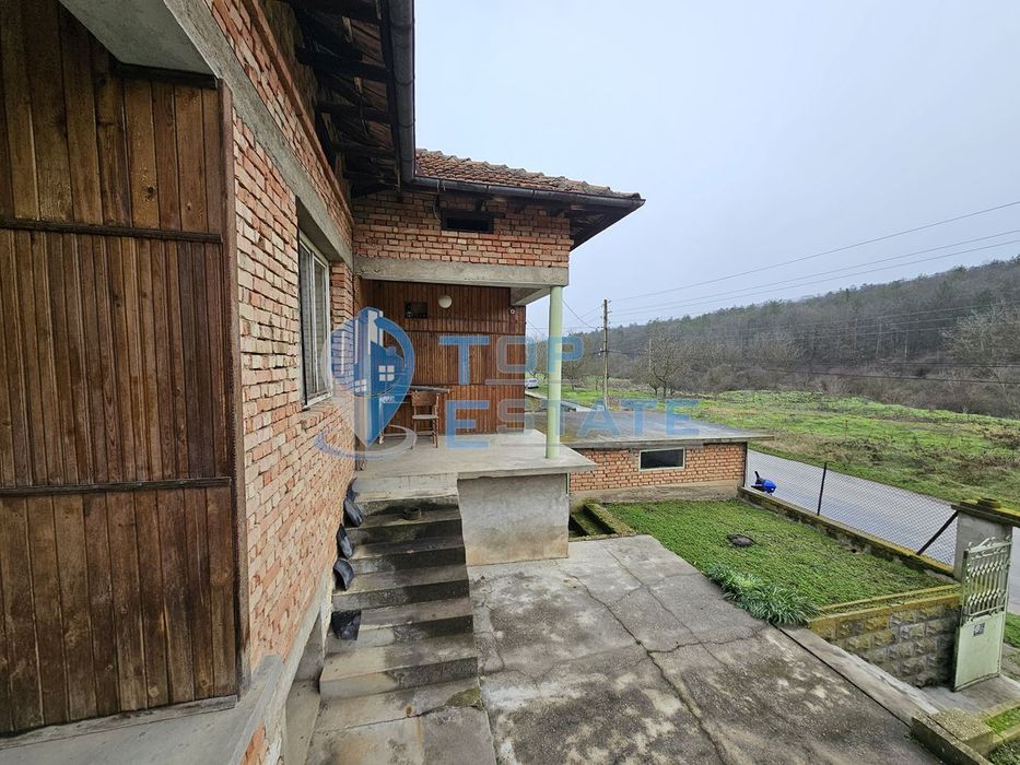 Здрава тухлена къща с гараж в село Пиперково, област Русе