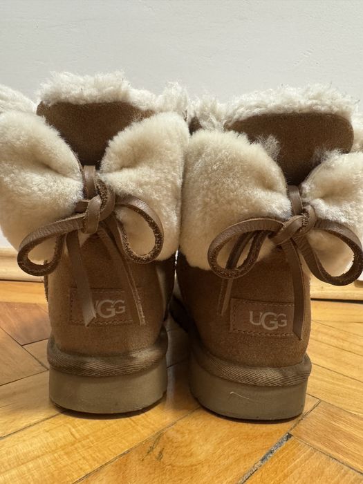 Vand Ugg maro cu fundita