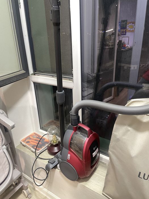 Пылесос LG 2000W, красный, б/у