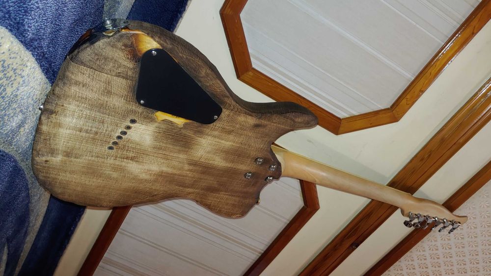 Шикарная электро гитара! Звучание класс + низко струны лежат, удобная!