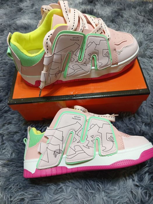 Adidasi damă, preț bun