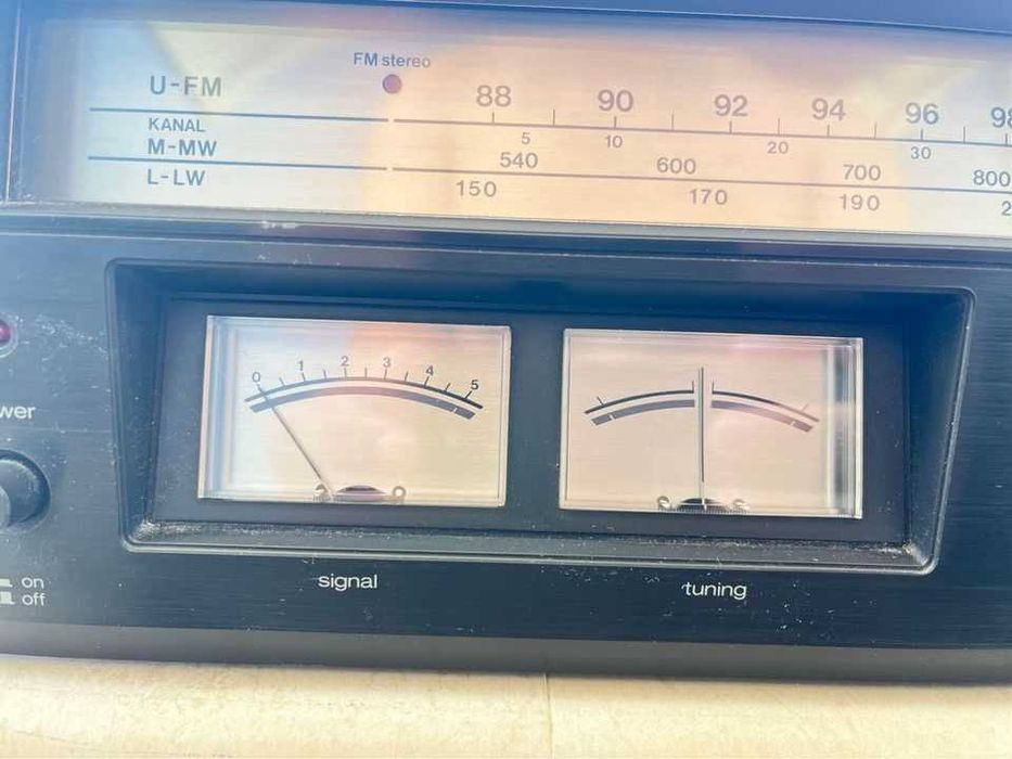 Стерео Тунер SHARP ST-1122, произведен през 1978 година.