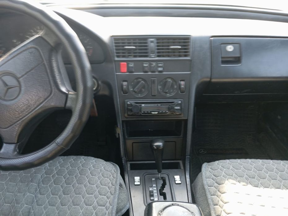 Автомобиль Мерс 200