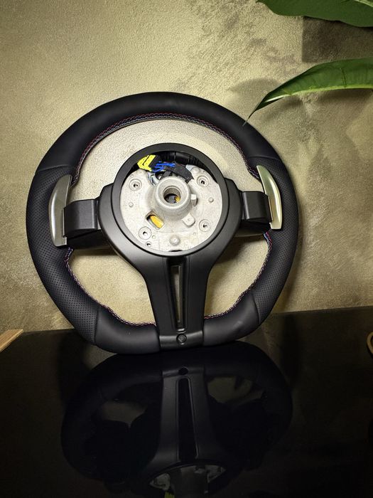 Volan BMW M PERFORMANCE cu Padele si Airbag - Compatibilitate larga