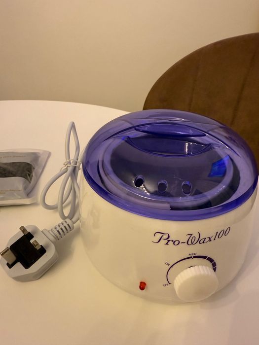 Încălzitor ceară/decantor ceară + 2 pungi ceară și spatule ca nou