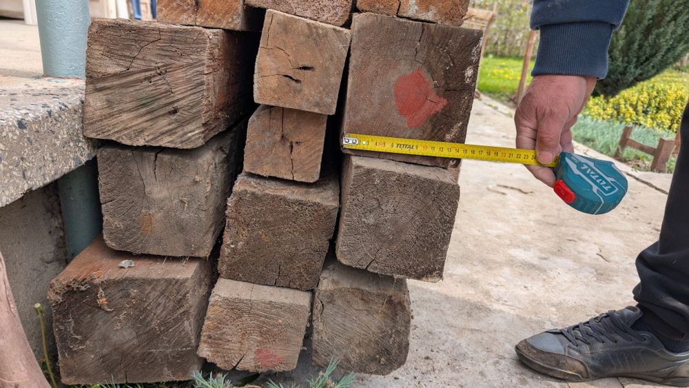 Дървени греди на различни размери подходящи за колони