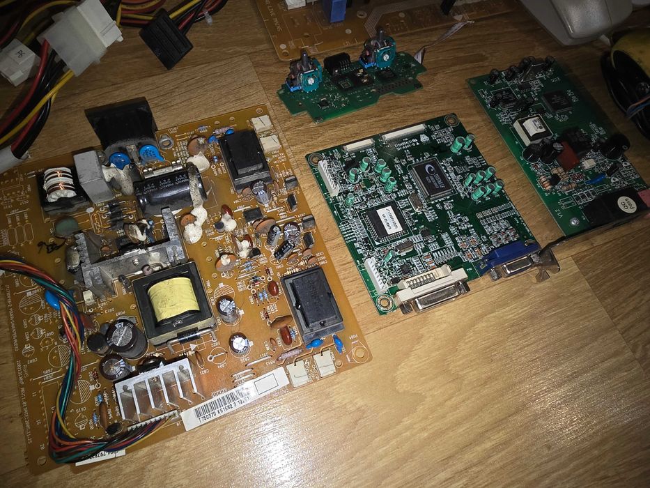 Piese calculator, televizor cu tub, monitor și diverse accesorii