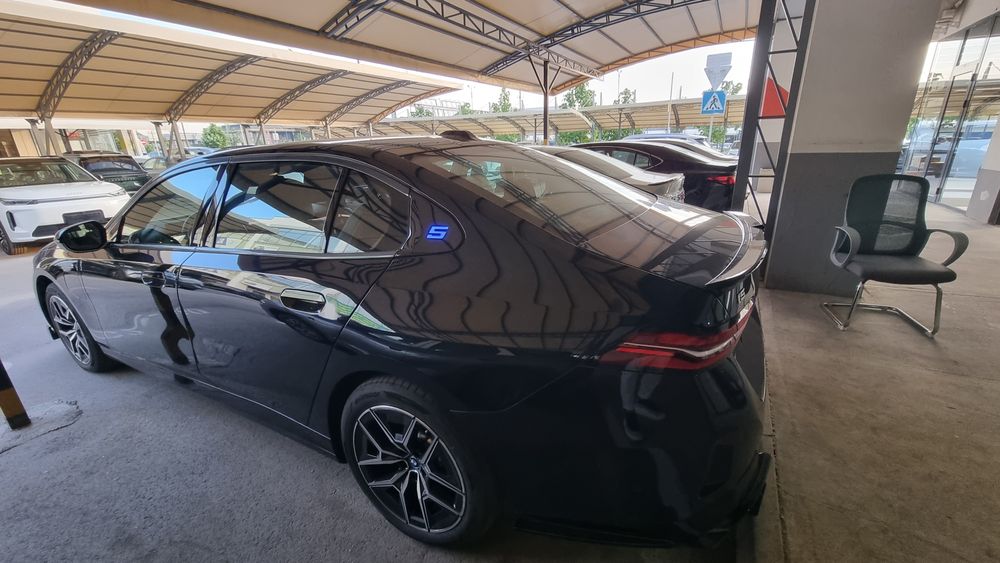 BMW i 5 qoraga bardoviy