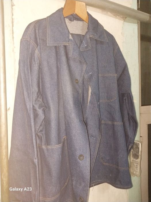 Джинсовая куртка и брюки.