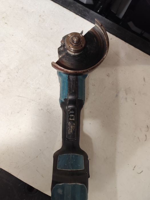 Безчетков акумулаторен ъглошлайф Макита Makita DGA517 18V