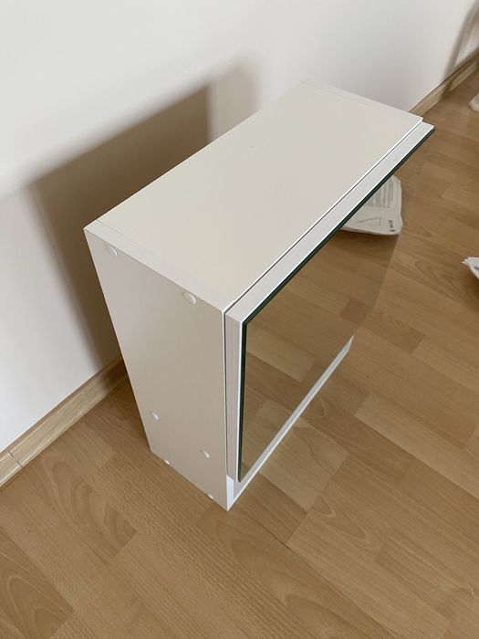 Шкаф с зеркалом и полками