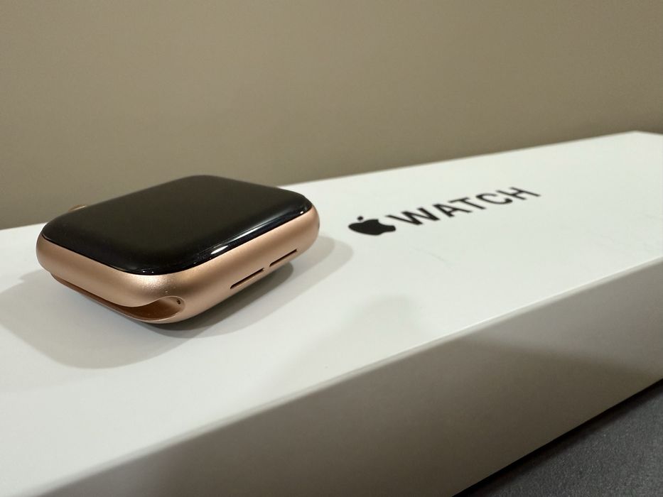 Apple Watch SE, 40mm, Rose Gold с каишки и протектори