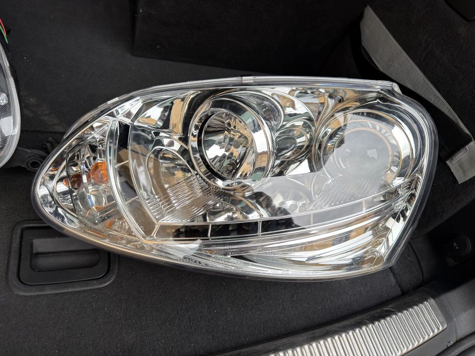 Vand faruri noi nefolosite SONAR pentru Golf 5.