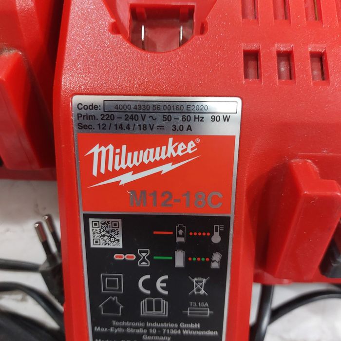 Комбинирано зарядно устройство Милуоки Milwaukee M12-18FC M12-18C
