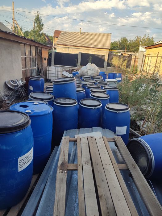 Продам бочки пластиковые 170 кг.