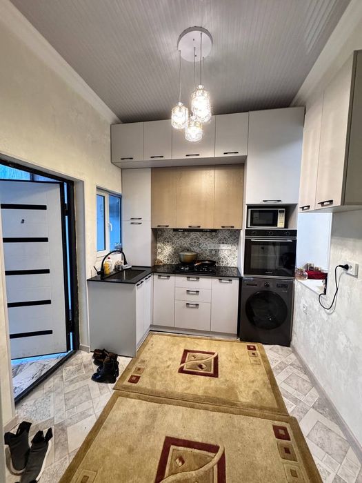 1,3 сотих,  фасад 11 метр,  2 хонали ховли сотилади