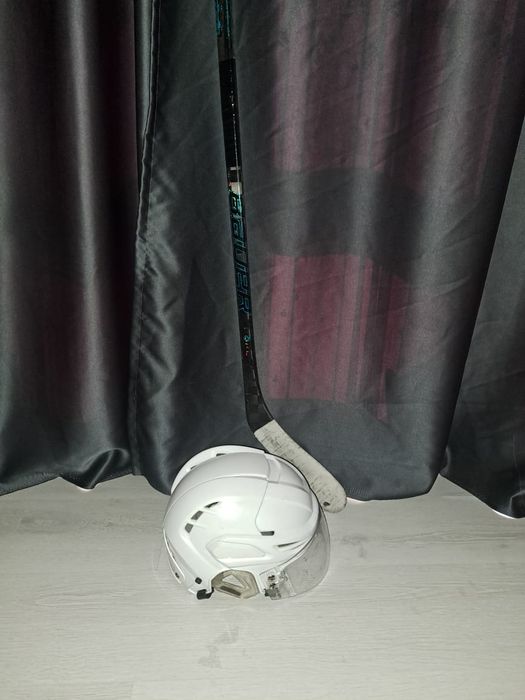 Шлем и клюшка для хоккея