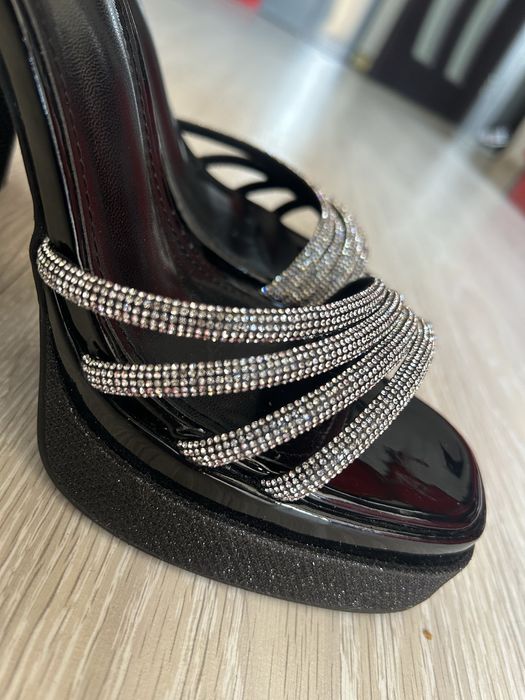 Рокля размер М и токчета 39 номер