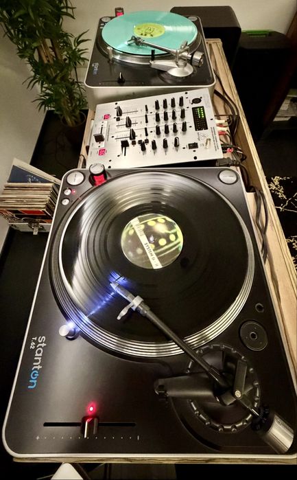 Set DJ cu 2 Turntable Stanton si mixer Behringer DX626 stare perfecta