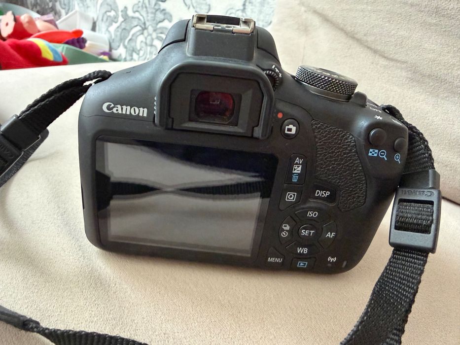 Фотоапарат Canon EOS 2000D + EF-S 18-55 III | Под 2000 кадъра | Отлично състояние