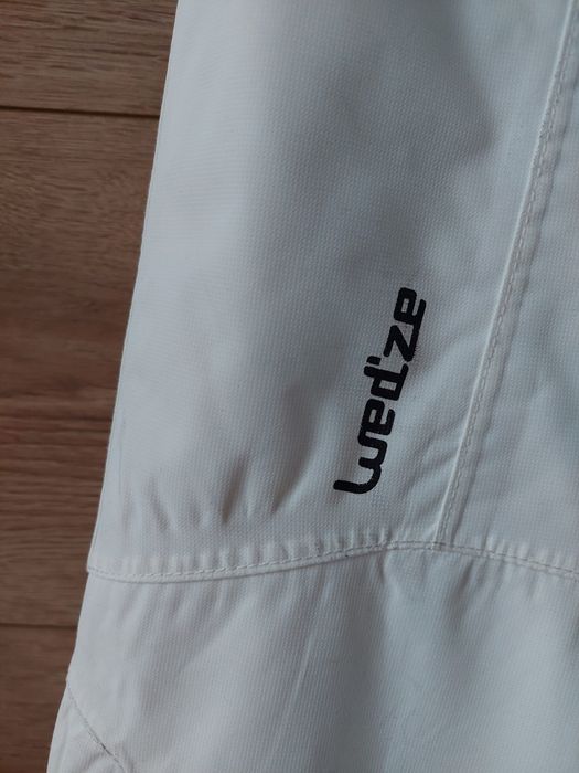 Розов гащеризон и бяло ски долнище