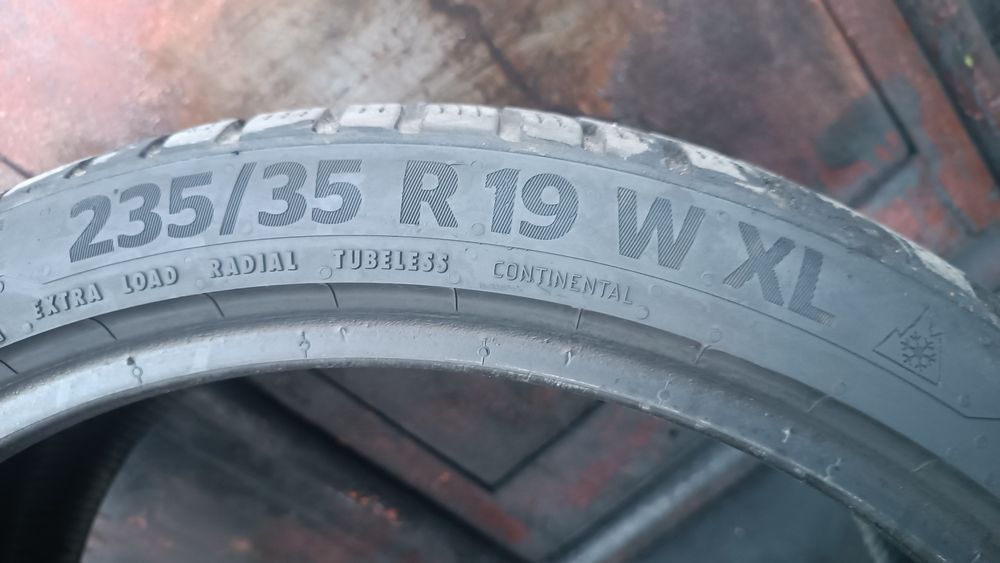 235/35/19 Continental