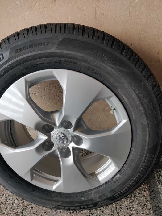 Чисто нови 4 бр. зимни гуми + джанти 17 , оригинални ТОЙОТА