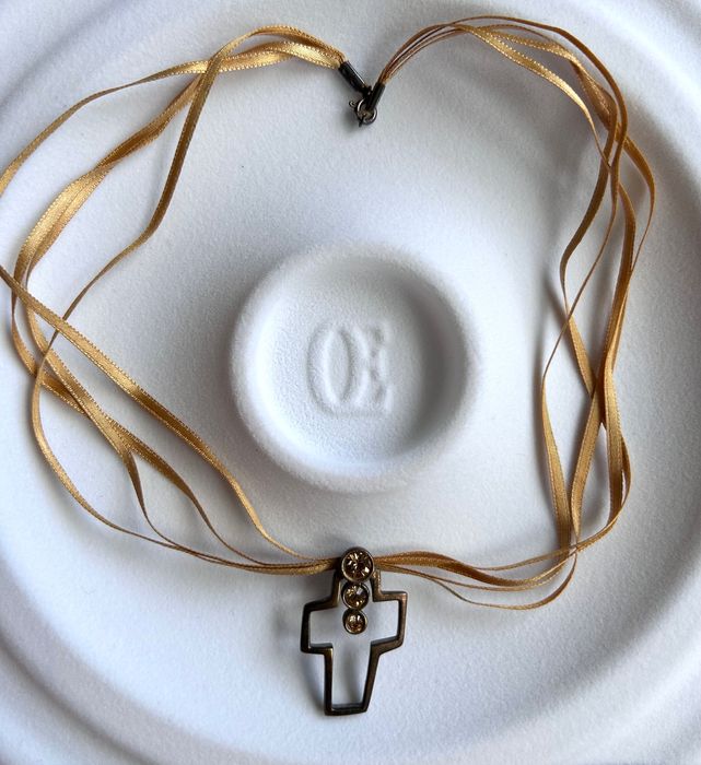 Елегантно арт колие с кръст в златисто