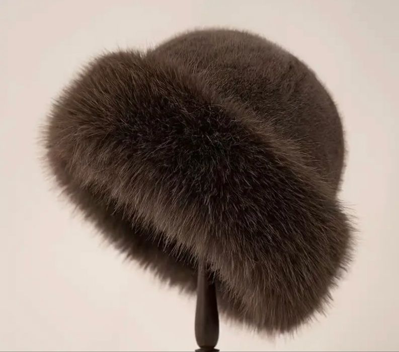 Зимна дамска шапка с косъм