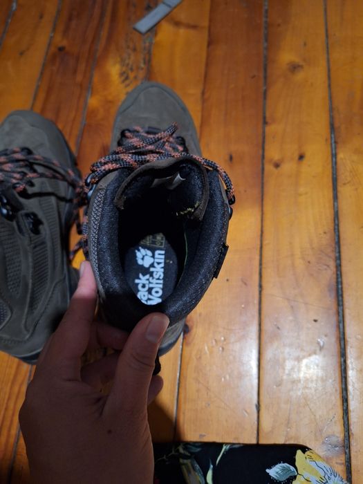 Продам трекинговые кроссовки