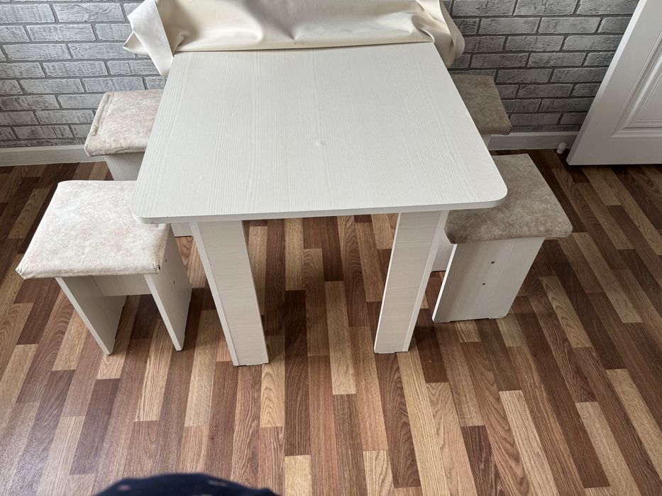 Стол стуля кухонный