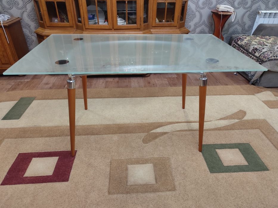 Продам стеклянный стол