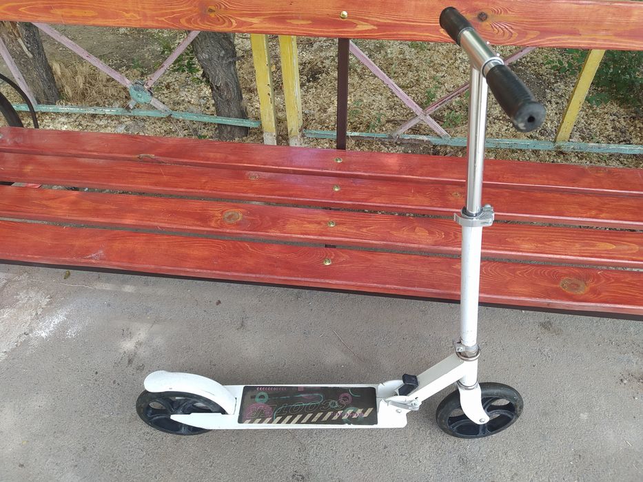 Самокат белого цвета.