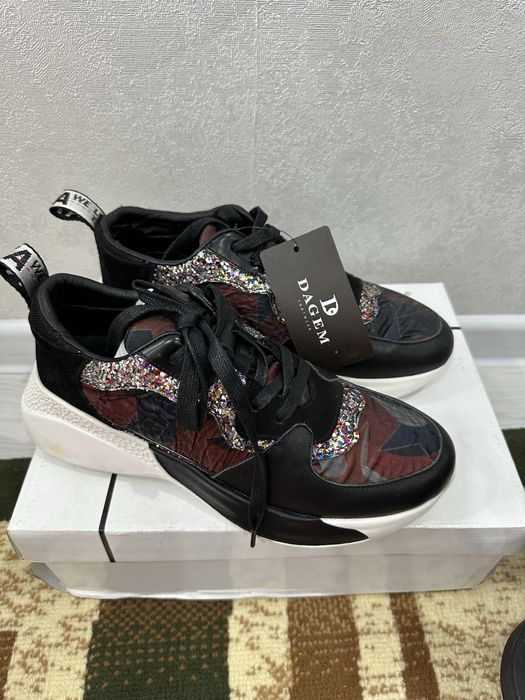 Продам женскую кроссовку