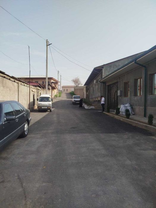 Уч кахрамон постидан 5 км. 8 сотик Ховли сотилади Фасад  24/33 метр.