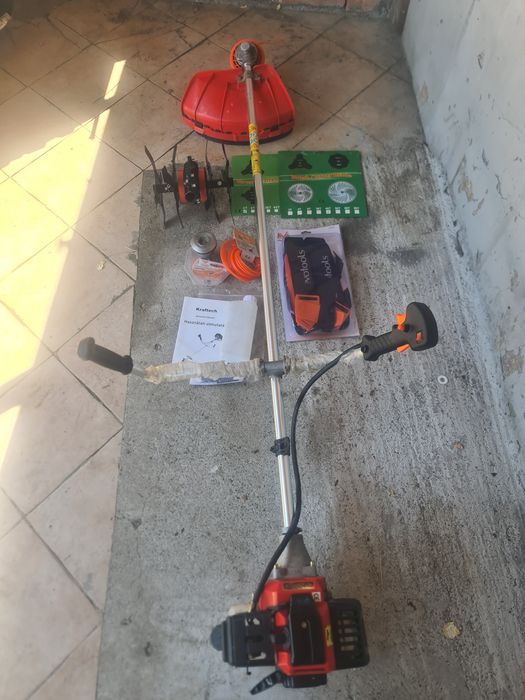 Folosit ca nou, motocoasa cu accesorii si cap  motosapa
