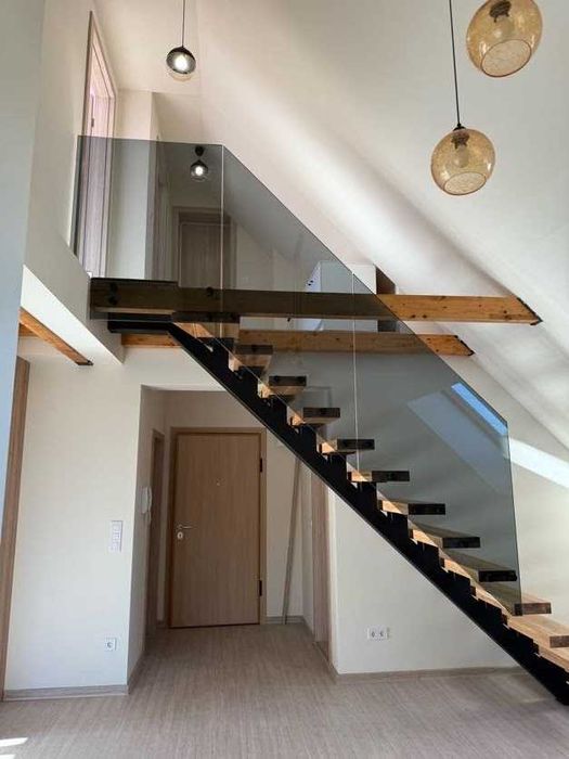 стъклени парапети по стълбища