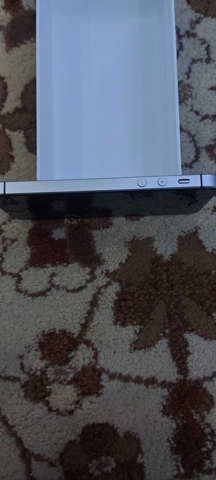 Телефон айфон. SE