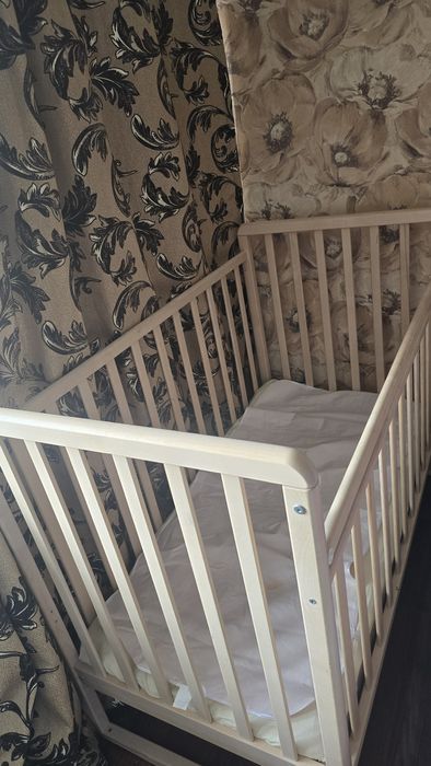 Детская кроватка с матрасом