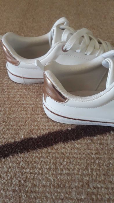 Бели маратонки за момиче