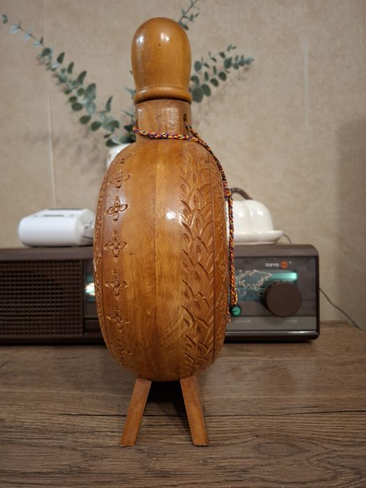 Plosca veche din lemn, cu sticla in interior. Stare excelentă