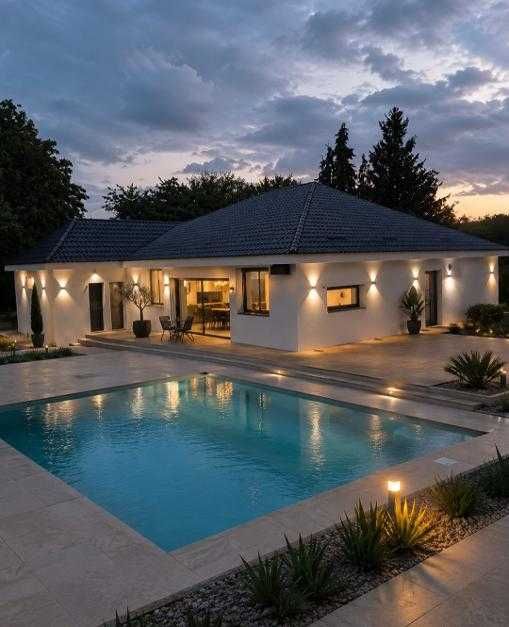 Situată în Viile Satu Mare, proprietatea beneficiază de un teren generos de 3.800 m² și o casă de aproximativ 250 m²