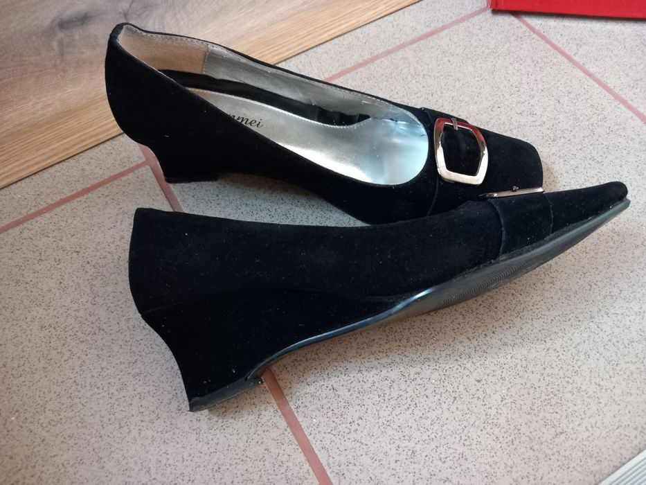 Vând pantofi din piele întoarsă.