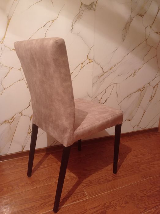 Круглый стол и два стула