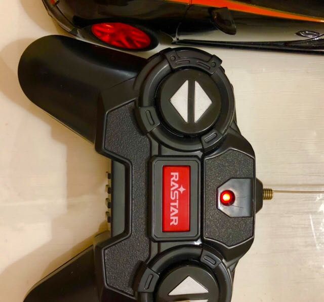 Машинка на пульте управление.