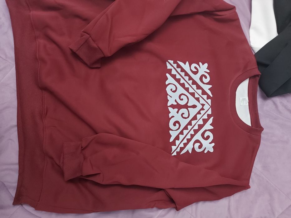 Свитшот с национальным орнаментом.