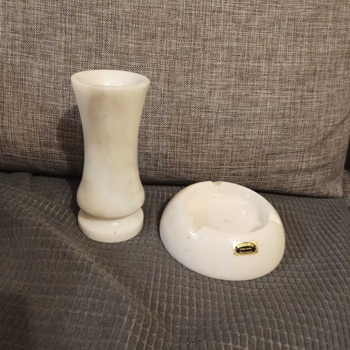 Мраморна ваза и пепелник