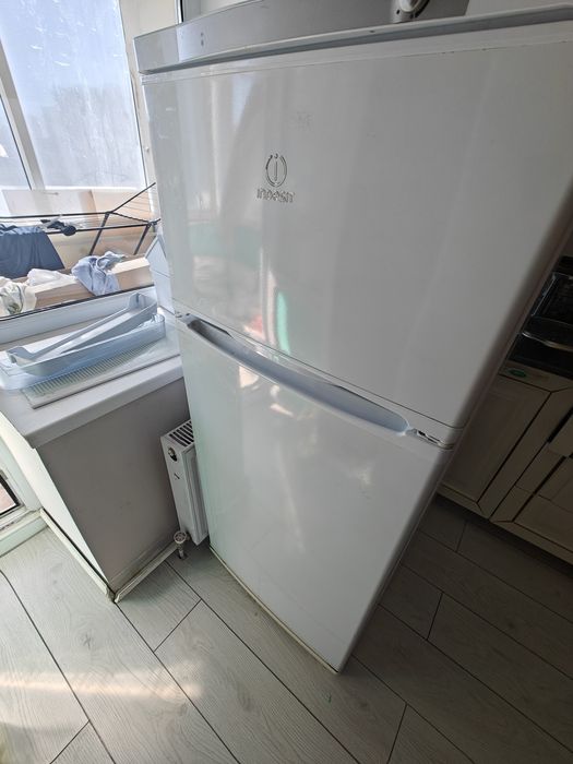 Холодильник Indesit